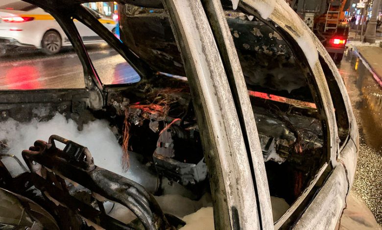 Фото - Неизвестные сожгли три седана Hyundai Solaris на парковке автосалона в Челябинске
