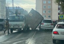 Фото - В Южно-Сахалинске бытовка завалилась на внедорожник Toyota